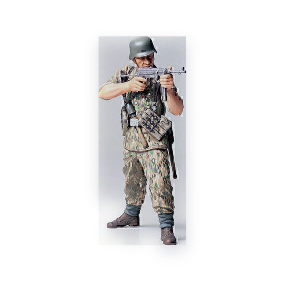 Tamiya 1/16 WWI German Elite Infantryman, Plastic Model